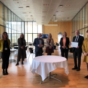 Þorsteinn Magnússon varaskrifstofustjóri, Heiðrún Pálsdóttir, formaður umhverfisnefndar, Auður Elva Jónsdóttir fjármála- og rekstrarstjóri, Steingrímur J. Sigfússon, forseti Alþingis, og Ragna Árnadóttir skrifstofustjóri tóku á móti viðurkenningunni fyrir hönd Alþingis. Á myndinni eru einnig Ásdís Nína Magnúsdóttir og Birgitta Steingrímsdóttir frá Umhverfisstofnun